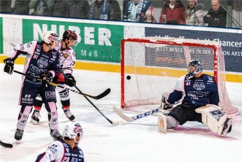 Zweifacher Torschütze für die Starbulls in Lindau: Dominik Daxlberger (Zweiter von links). Rechts Lindaus Keeper Micahel Böhm. Fotos Flemming