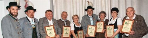 Zweiter Vorsitzender Anton Grießer und Erster Vorsitzender Fritz Zäch ehren die langjährigen Mitglieder Peter Kaltenecker (50 Jahre), Josef Rosenmüller (40 Jahre), Irmi Hamberger (40 Jahre), Alois Maier (60 Jahre), Inge Rosenmüller (40 Jahre), Katharina Rothbucher (40 Jahre) und Hans Stadelhuber (40 Jahre; von links). Foto re