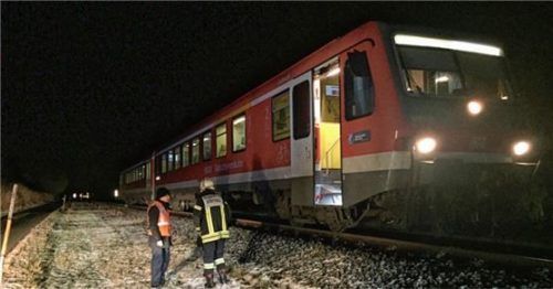 Zwischen Grafing und Wasserburg – bei Breitmoos – mussten die Fahrgäste in der Nacht aussteigen.Foto  BArth