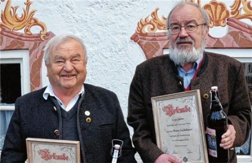 50 Jahre beim Verein: Reinhold Hrdina (links) und Bruno Luckabauer.Foto Niessen