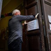 Corona: Erste Schulen geschlossen