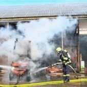 Technischer Defekt: Stapler gerät in Brand