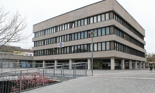 Am Rathaus führt der Spaziergang ebenfalls vorbei. Dort erwartet die Kulturwanderer Kurt Tucholsky.