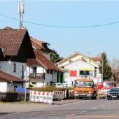Bauarbeiter verlegen Glasfaserkabel