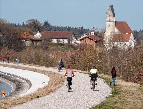 Die Spaziergänger sind los. Ob am Innkanal bei Pürten oder im Tannet – in und um Waldkraiburg streifen die Leute in Scharen durch Wald und Flur. Foto  Grundner