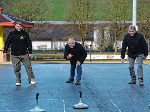 Abteilungsleiter Georg Löw, Bürgermeister Sebastian Forstner und Sportvereinsvorsitzender Josef Fürst (von links) nehmen auf der noch unbedachten Stockbahn die Kamera ins Visier. Foto Hampel