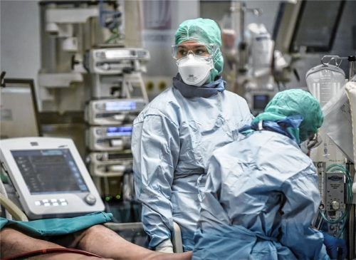 Ärzte in einem Krankenhaus im italienischen Pavia kämpfen um das Leben eines Corona-Patienten. Zustände wie in Italien, wo Mediziner bereits darüber entscheiden müssen, wo sich das Beatmen überhaupt noch lohnt, wollen die Verantwortlichen in der Region unbedingt verhindern. Foto dpa