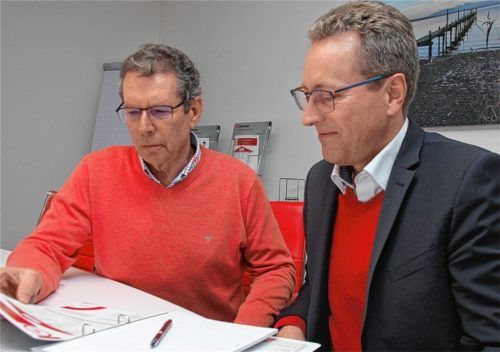 Alles, was es über Kluger Maschinenbau zu wissen gab, stand in einem 60-seitigen Dossier: Firmenchef Josef Kluger (links) beurteilt die Zusammenarbeit mit Unternehmensberater Reinhold Wanner auch nach dem Verkauf an Prokutec überaus positiv. Foto  HOnervogt