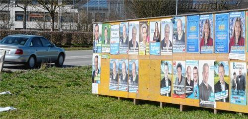 Am Freitagvormittag gut sichtbar: Die großen Plakatwände in Bad Endorf. Foto Ammelburger