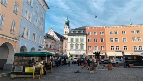 Am Grünen Markt am Ludwigsplatz waren gestern schon wieder zahlreiche Bürger beim Einkaufen. Foto Gantner