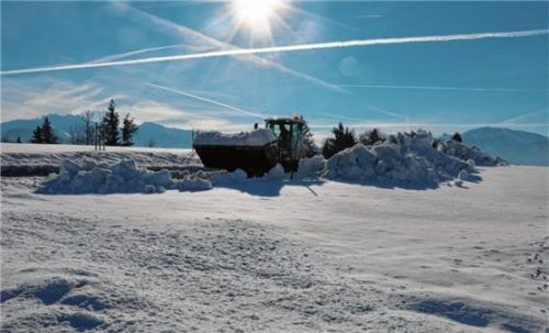 An die enormen Schneemassen im Priental erinnerte Kommandant Stefan Singhartinger bei der Jahreshauptversammlung der Sachranger Feuerwehr. Foto Rehberg