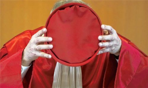 Andreas Voßkuhle, Vorsitzender des Zweiten Senats beim Bundesverfassungsgericht in Karlsruhe, setzt nach der Urteilsverkündung zum Sterbehilfe-Verbot sein Richterbarett auf. Laut dem Urteil ist das Verbot der geschäftsmäßigen Förderung der Selbsttötung verfassungswidrig. Foto dpa