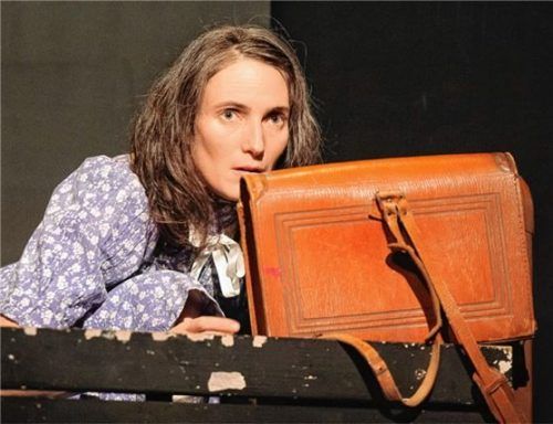 Annett Segerer spielt solo in „Das Tagebuch der Anne Frank“. Das Stück wird noch zweimal im Theater Wasserburg zu sehen sein. Foto flamm