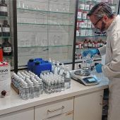 Apotheker mixt Desinfektionsmittel