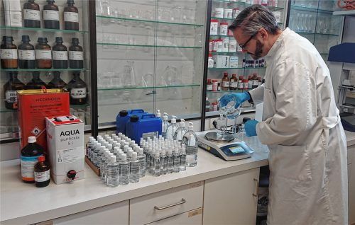 Apotheker Florian Nagele stellt an drei Abenden in der Woche bis 22 Uhr Desinfektionsmittel für Kolbermoorer Bürger sowie Ärzte und Pflegeheime der Mangfallstadt her. Foto re