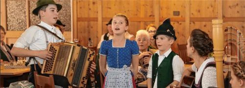 Auch die Geschwister Vordermayer aus Söllhuben mit Benedikt (12), Regina (10) und Martin (8) beeindruckten beim Jugendhoagascht.Foto re