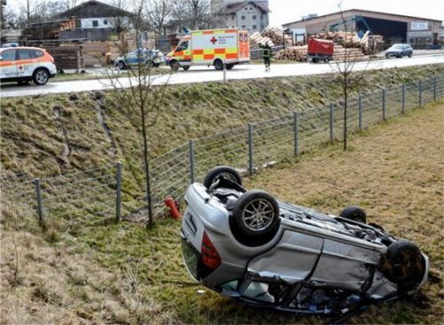 Auf dem Dach kam das Unfallfahrzeug unterhalb einer kleinen Böschung zum Liegen. Foto Ammelburger