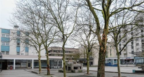 Auf dem Sartrouville-Platz in Waldkraiburg trugen sich die Vorfälle zu, die einen 28-jährigen Mann, der zwei Polizisten tätlich angegriffen hat und einen unbeteiligten Discobesucher verletzte, jetzt vor Gericht brachten.Foto  Rath