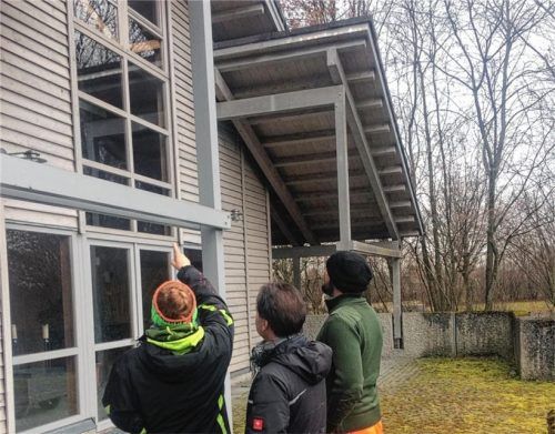 Auf der Nordseite der Aussegnungshalle gibt es schon Nester. Biologin Stefanie Mühl (von links), Jürgen Halder vom Bauamt und Simon Reiter vom Bauhof haben sich um geeignete Nistkästen-Orte umgeschaut.