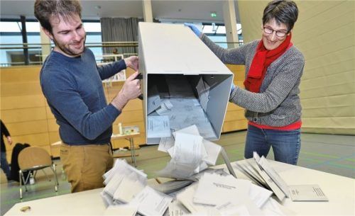 Auf über 70 Prozent stieg die Wahlbeteiligung in Aschau. Matthias Fesl und Bärbel Bischoff leerten die Urne aus.Foto  Höpfinger