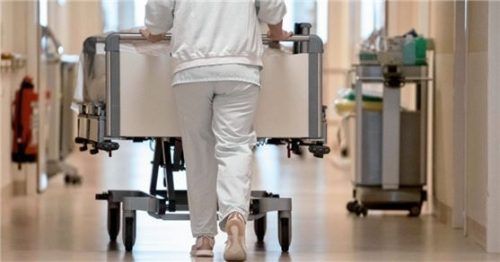 Aufgrund der Corona-Krise suchen Stadt und Landkreis Rosenheim dringend Personal für die Kliniken sowie Alten- und Pflegeheime. Foto dpa