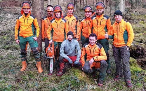 Ausbilder Stefan Holzinger (Zweiter von links) mit den Auszubildenden. Foto Jonas Garschhammer