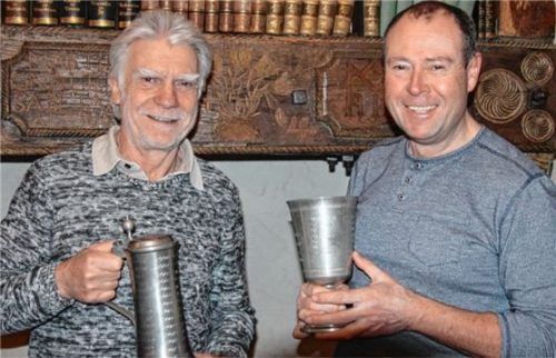Ausgelassene Stimmung herrschte bei den Skatfreunden: Jahressieger Hans-Peter Kremers und Pokalgewinner Gerd Heger (von links). Foto re