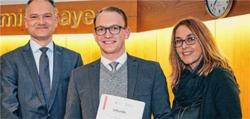 Ausgezeichnete Prüfungsergebnisse: Sparkassen-Vorstandsmitglied Andreas Bonholzer (links) und Personal-Abteilungsleiterin Corinna Helmdach gratulieren Julian Schuster. Foto Constantin Sohn/Agentur One