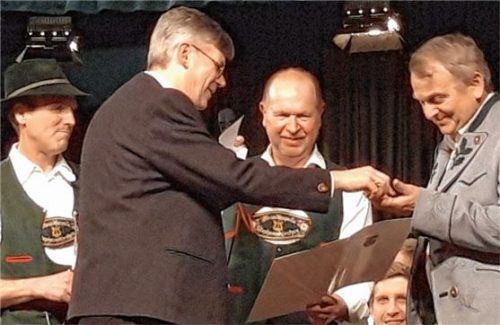 Auszeichnung für 50 Jahre als aktiver Musiker: Christian Aßbichler (rechts) bekommt die Musikerehrennadel von Martin Kloska (Zweiter von links) überreicht, beobachtet von Musikmeister Sebastian Adlmaier (links) und Herbert Vordermayer (Zweiter von rechts).Foto re