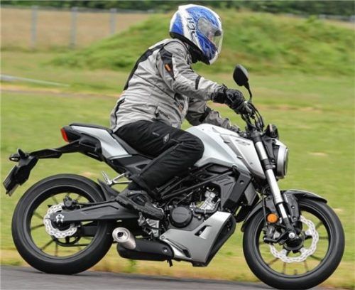 Autofahrer können per Schulung den Führerschein erweitern und Leichtkrafträder fahren.Foto ampnet/Buenos Dias