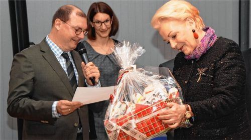 Bedankten sich bei der scheidenden Oberbürgermeisterin Gabriele Bauer (rechts) mit einem Präsentkorb: Sabrina Obermoser und Paul Adlmaier. Foto Aerzbäck