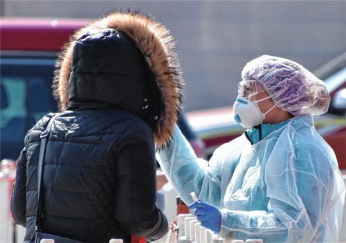 Bei dem Abstrich: Eine Medizinstudentin führt bei einer jungen Frau einen Corona-Test durch. Fotos Schlecker