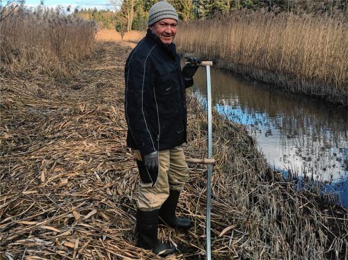 Bei der Arbeit: Die Verbandsmitglieder müssen mit Misthaken und Sense bewaffnet im Wasser stehen, mähen und säubern, an den wenigen zugänglichen Stellen geht die Gewässerpflege aber auch maschinell - mit Bagger mit Moorketten und Mähkorb.Foto  Kirchner