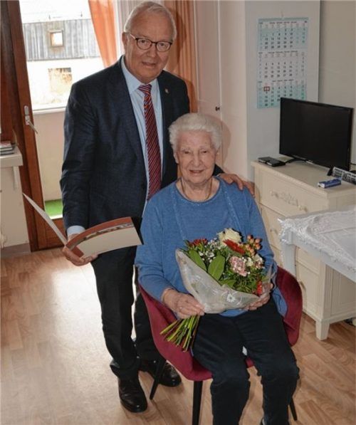 Bei der Feier: Der Zweite Bürgermeister der Stadt Anton Heindl gratuliert Elisabeth Faustner. Foto Glienke