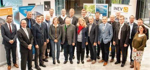 Bei der Gründung des Energieeffizienz-Netzwerks waren dabei (von links) vorne: Professor Dr. Dominikus Bücker (INEV, TH Rosenheim), Anton Wallner (Bürgermeister Bad Feilnbach), Karin Gall (Gemeinde Stephanskirchen), Josef Huber (Stellvertretender Landrat Rosenheim), Doris Laban (Bürgermeisterin Bad Endorf), Thomas Kamm (Bürgermeister Siegsdorf), Olaf Kalsperger (Bürgermeister Raubling), Georg Weigl (Bürgermeister Tuntenhausen), Dr. Isabel Bücker (INEV); hinten: Thomas Stürzer (INEV), Professor Dr. Eckhard Lachmann (TH Rosenheim), Peter Feldschmidt (Bad Feilnbach), Hans-Jürgen Schuster (Zweiter Bürgermeister Prien), Michael Schlosser (Prien), Matthias Baderhuber (Bürgermeister Waging), Rainer Auer (Bürgermeister Stephanskirchen), Christoph Schneider (Bürgermeister Neubeuern), Hans Holzmeier (Bürgermeister Schechen), Christian Praxl (Bürgermeister Rohrdorf), Bernhard Krichbaumer (Gemeinde Tuntenhausen), Markus Pletschacher (Stadt Rosenheim), Robert Freund (Stadt Rosenheim).Foto INEV