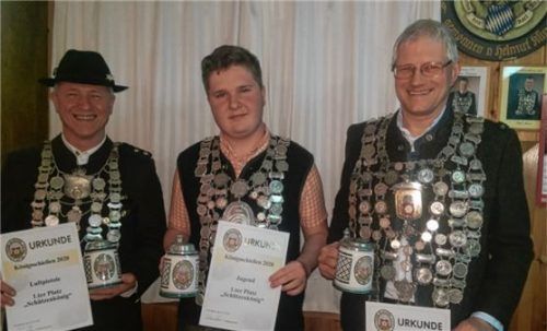 Bei der Königsehrung freuten sich (von links) Pistolenkönig Hermann Dodl, Jugendkönig Luca Stallhofer und Gewehrkönig Günter Hartl.Foto re