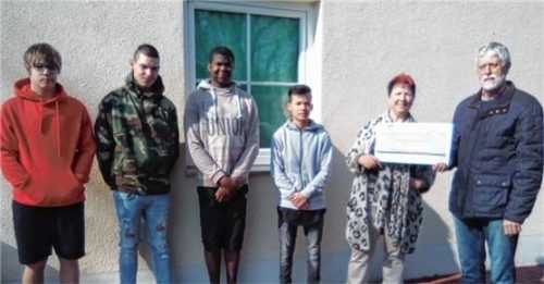 Bei der Scheckübergabe: Vier Bewohner des AWO-Jugendwohnprojekts, Renate Lüttgen-Schmidt (Einrichtungsleiterin des AWO-Jugendwohnprojekts Kolbing) und Günter Ebenbeck (Vorsitzender Kolpingsfamilie Waldkraiburg, von links).