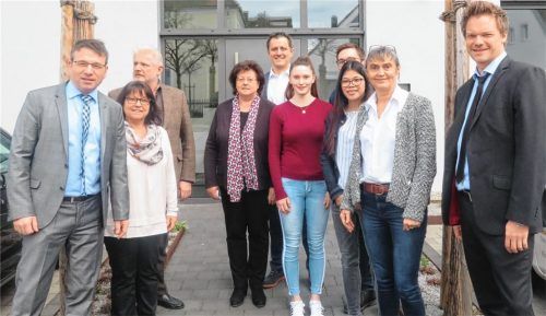 Bei der Übergabe der Auszeichnung: Johann Schranner von der Kanzlei Loserth, Zehentner und Partner, Bettina Freilinger von der Agentur für Arbeit, Georg Zehentner, Edith Grünfelder und Florian Loserth von der Kanzlei, die Auszubildenden Karin Kirchisner, Raphael Kufner und Hoa Hardt, die Leiterin der Traunsteiner Agentur für Arbeit, Jutta Müller, sowie Sven Beckmann (Kanzlei, von links). Foto  Rath