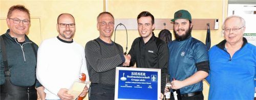 Bei der Übergabe der Siegertafel an die neuen Stadtmeister bei den Aktiven (von links): Tom Neumaier und Bernhard Thurner, Bürgermeister Robert Pötzsch, Tobi und Christian Thurner (von der ZF) sowie Thaddäus Mittermaier, Vorsitzender des ESV Waldkriaburg, der das Turnier ausrichtete.Fotos Bachmaier