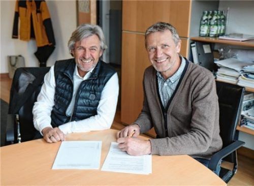 Bei der Unterzeichnung des Vertrags zum Bauprojekt: Diplom-Ingenieur Richard Kröff (links) vom Architekturbüro Kröff und Bürgermeister Rainer Auer.Foto re
