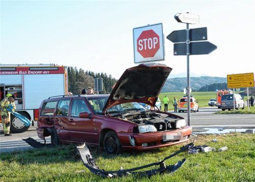 Bei diesem Zusammenstoß bei Bad Endorf wurde ein siebenjähriger Bub so schwer verletzt, dass er per Hubschrauber in die Klinik geflogen werden musste. Foto Ammelburger