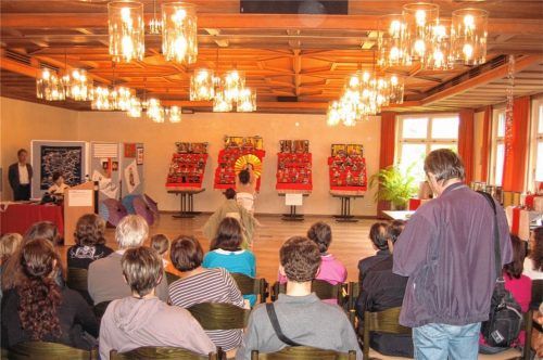 Bei einer Vorlesung: Zahlreiche Menschen nutzen das Angebot der Volkshochschule Rosenheim. Foto re