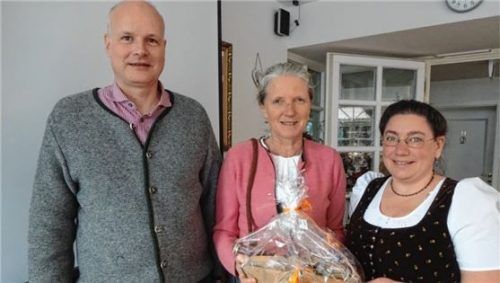 Beim Auftakt der Projektverlängerung: Markus Höper, Geschäftsführer des Landschaftspflegeverbandes Rosenheim, mit Christiane Mayr, Regierung von Oberbayern, und Martina Bauer, Landwirtin und Projektbetreuung (von links). Foto re
