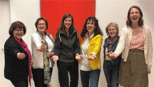 Beim Kabarettabend zu Besuch waren unter anderem (von links) Karin Gack vom Frauen- und Mädchennotruf Rosenheim, Gudrun Unverdorben von der Katholischen Arbeitnehmerbewegung, Kabarettistin Claudia Pichler, Christine Mayer, Gleichstellungsbeauftragte der Stadt Rosenheim, Maria Obermeier vom Staatlichen Gesundheitsamt und Christine Gottwald von der Stadtverwaltung.Foto Stadt Rosenheim