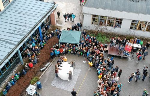 Beim Start: 20 Schüler des Rosenheimer Karolinen-Gymnasium haben einen selbst gebauten Wetterballon steigenlassen. Foto re