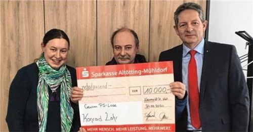Bernd Renschler und Kundenberaterin Maria Müller von der Sparkasse gratulierten und überreichten Konrad Lohr (Mitte) den Gewinnerscheck.