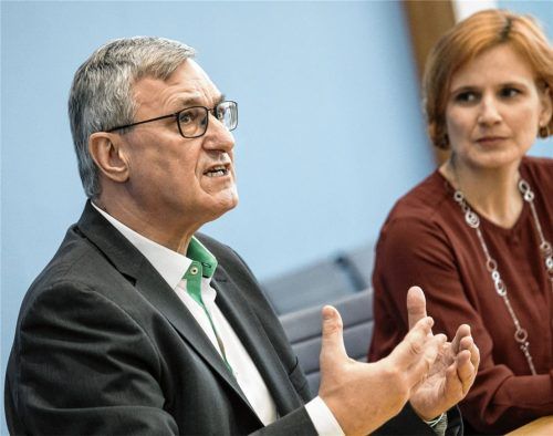 Bernd Riexinger, Parteivorsitzender von „Die Linke“, (hier mit seiner Co-Vorsitzenden Katja Kipping) ist nach dem Beitrag einer Rednerin während einer Konferenz in die Kritik geraten. Foto dpa