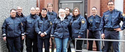Blicken auf ein erfolgreiches Jahr zurück: die Mitglieder der Rosenheimer Sicherheitswacht mit Robert Maurer, Medienbeauftragter der Polizei (rechts) und Volker Klarner, Leiter der Polizeiinspektion Rosenheim (Zweiter von rechts) Foto re