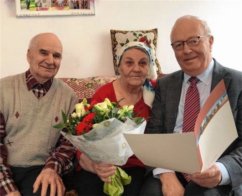 Blumen zum Ehejubiläum: Der Zweite Bürgermeister der Stadt Rosenheim, Anton Heindl (rechts), überbrachte die Glückwünsche der Stadt an Irma und Alexej Zhivoder.