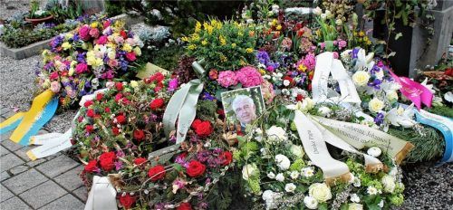 Blumenmeer für Josef Spann: Bunte Trauerkränze rahmen auf dem Grab ein Foto des Verstorbenen ein. Fotos Strim